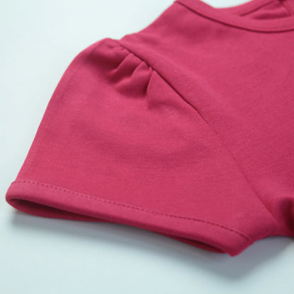 Detailed view of soft fabric and stitching on dark pink T-shirt – high-quality and comfortable night dress for childrens.